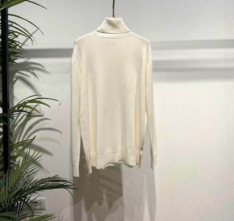 Džemperis - bītlene ar augsto apkakli un viskozi Krēmkrāsa Universāls izmērs 